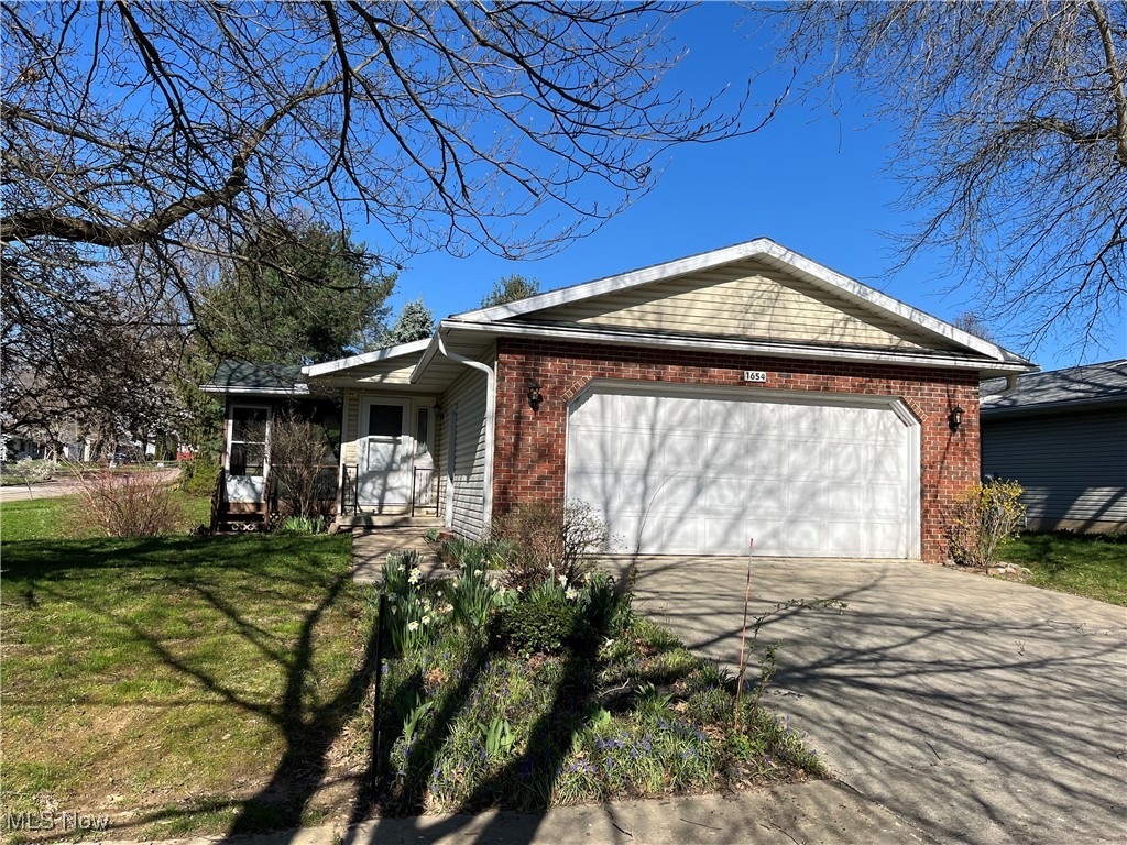 1654 Oakwood Cir Property Photo 1