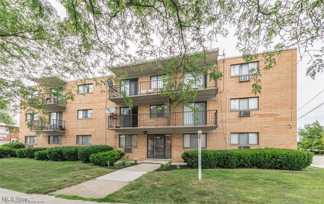 17901 Lake Shore Boulevard Property Photo