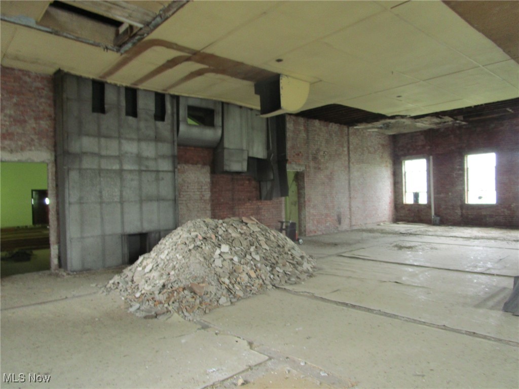 272 E Main Road Property Photo 16