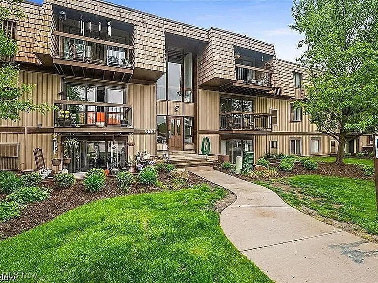 9630 Cove Drive A14 Property Photo 1