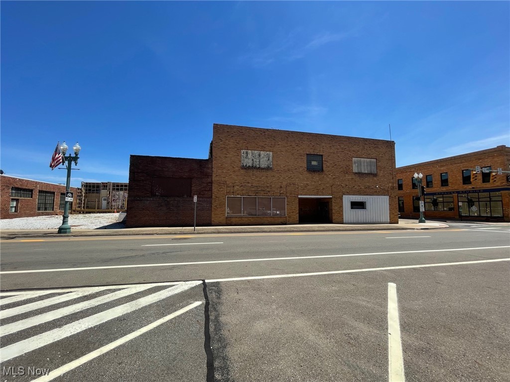 300 Walnut Avenue NE Property Photo 1