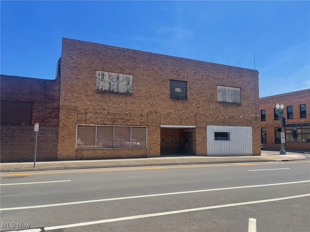 300 Walnut Avenue Ne Property Photo 2