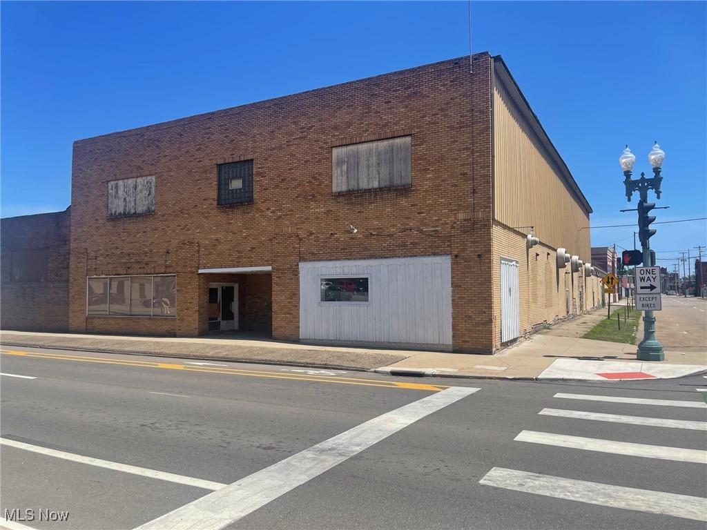 300 Walnut Avenue Ne Property Photo 3