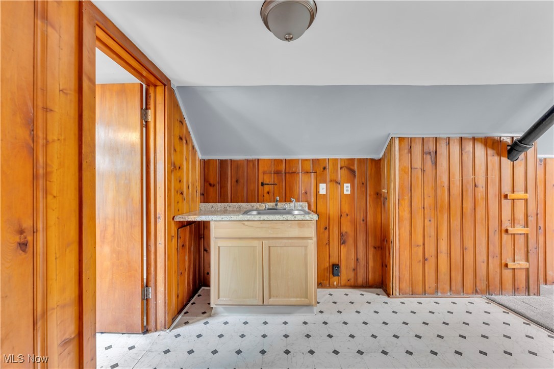 913 Helmsdale Road 3 Property Photo 8