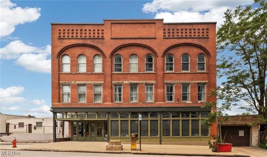 2220 Superior Viaduct Property Photo 1