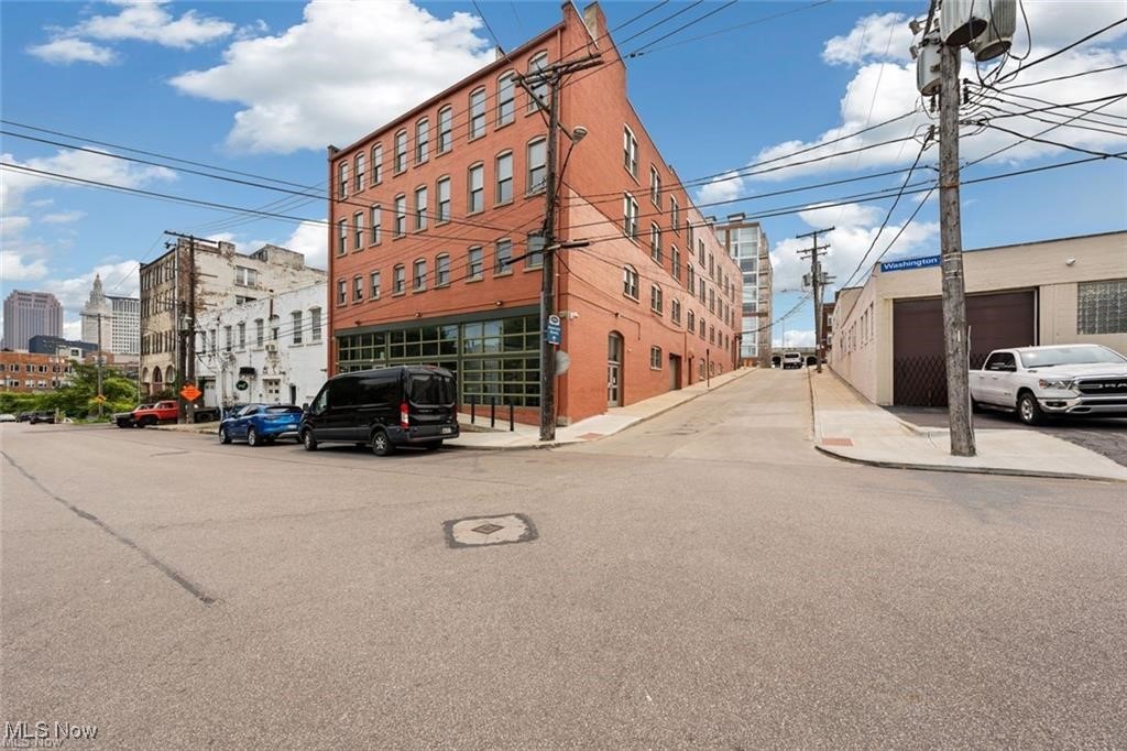 2220 Superior Viaduct Property Photo 2