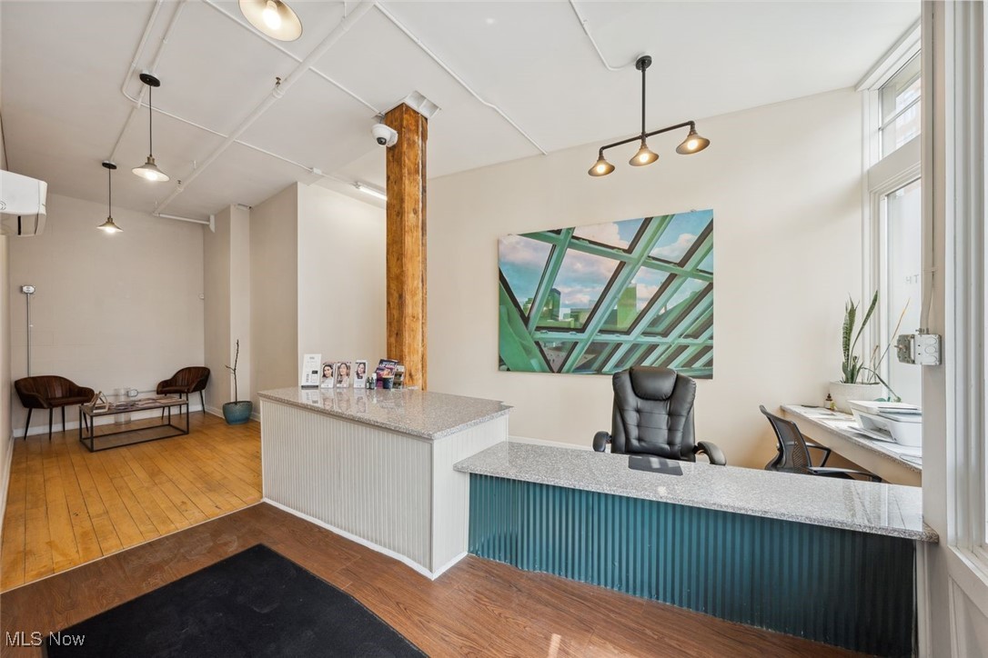 2220 Superior Viaduct Property Photo 4
