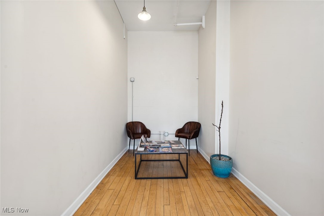 2220 Superior Viaduct Property Photo 5