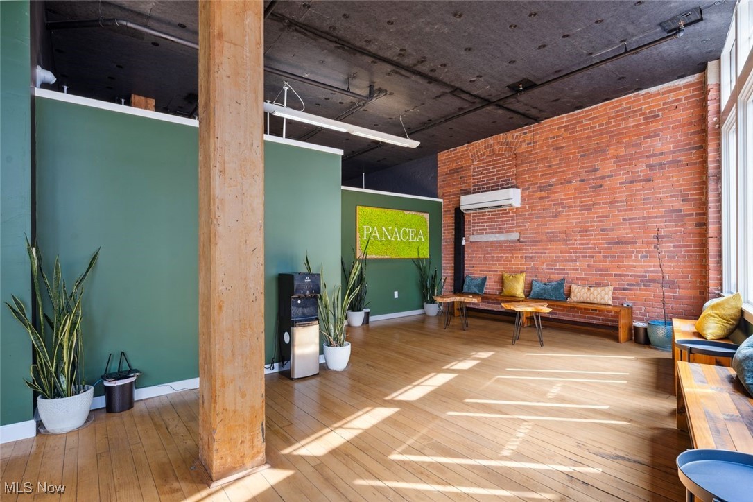 2220 Superior Viaduct Property Photo 6