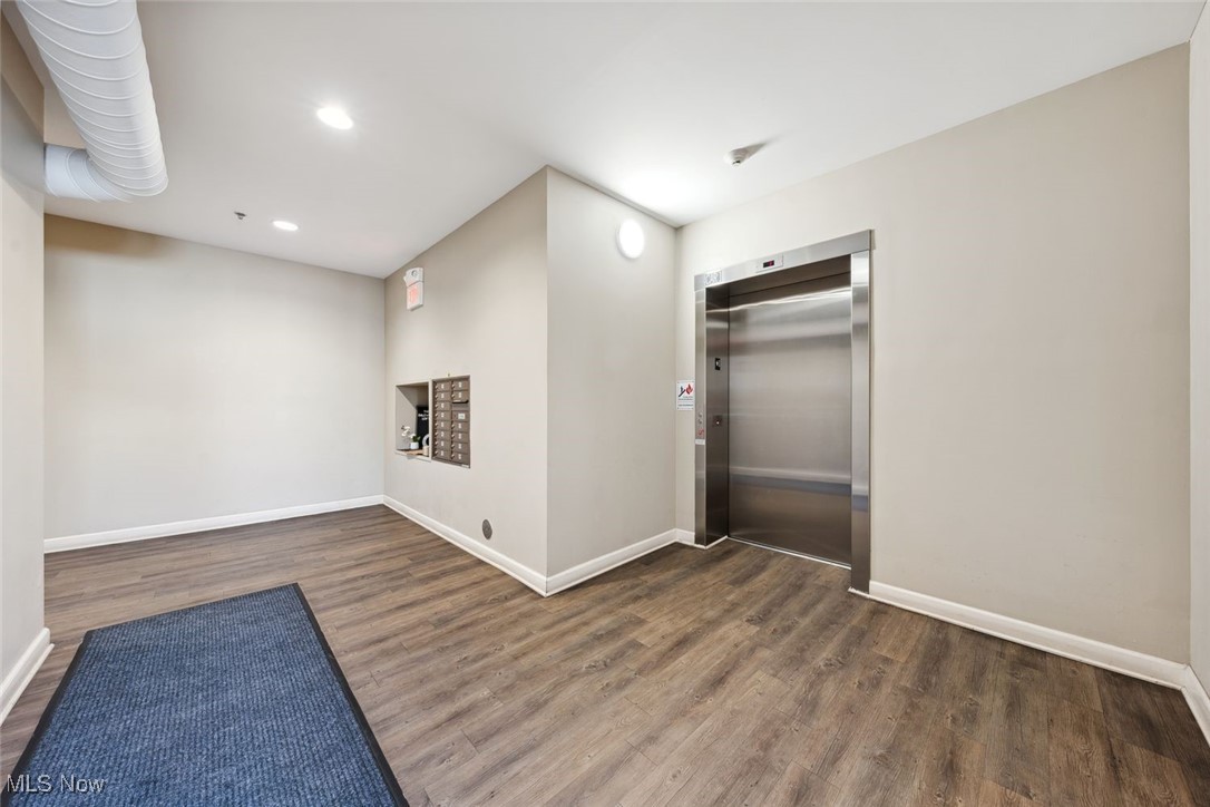 2220 Superior Viaduct Property Photo 21