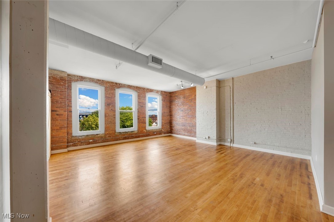 2220 Superior Viaduct Property Photo 33