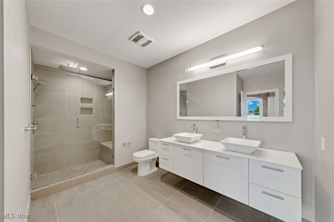 2220 Superior Viaduct Property Photo 40
