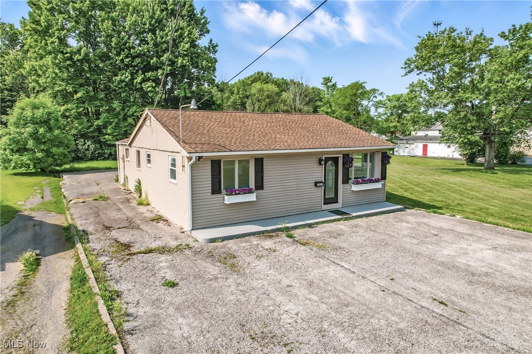 10861 Mahoning Avenue Property Photo 4