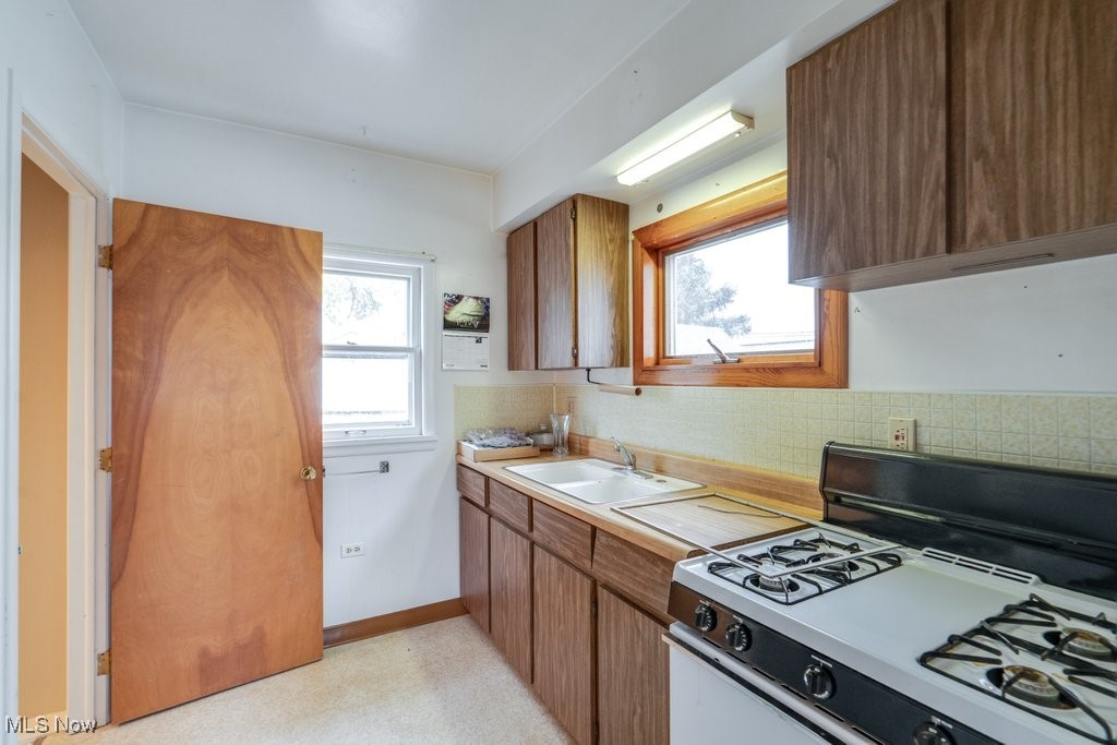 24681 Aurora Road Property Photo 5