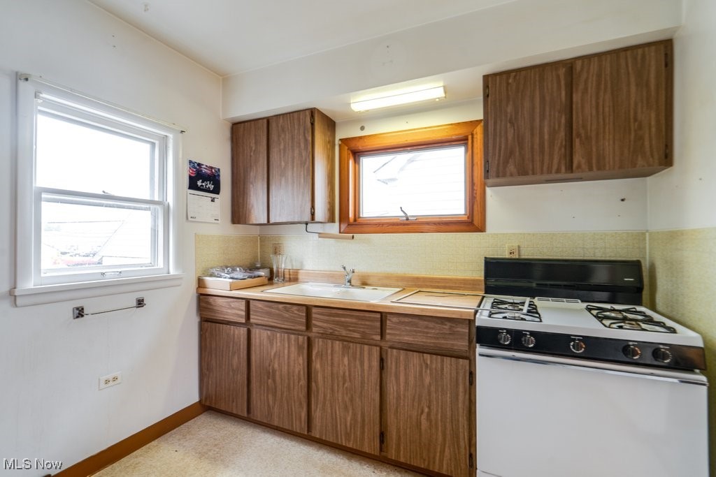 24681 Aurora Road Property Photo 6