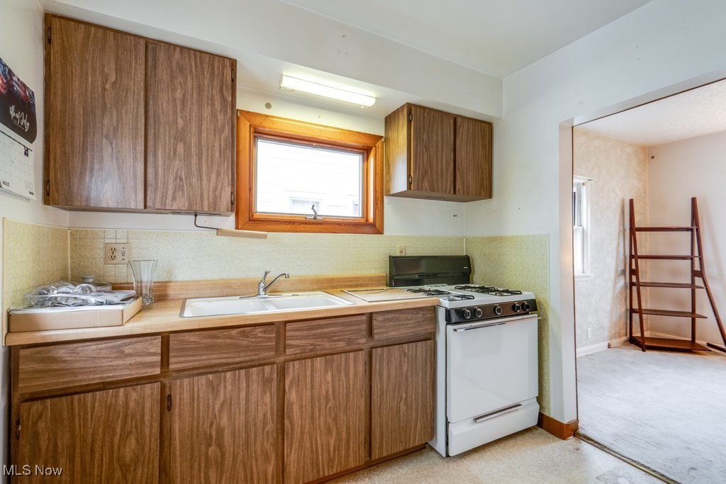 24681 Aurora Road Property Photo 7