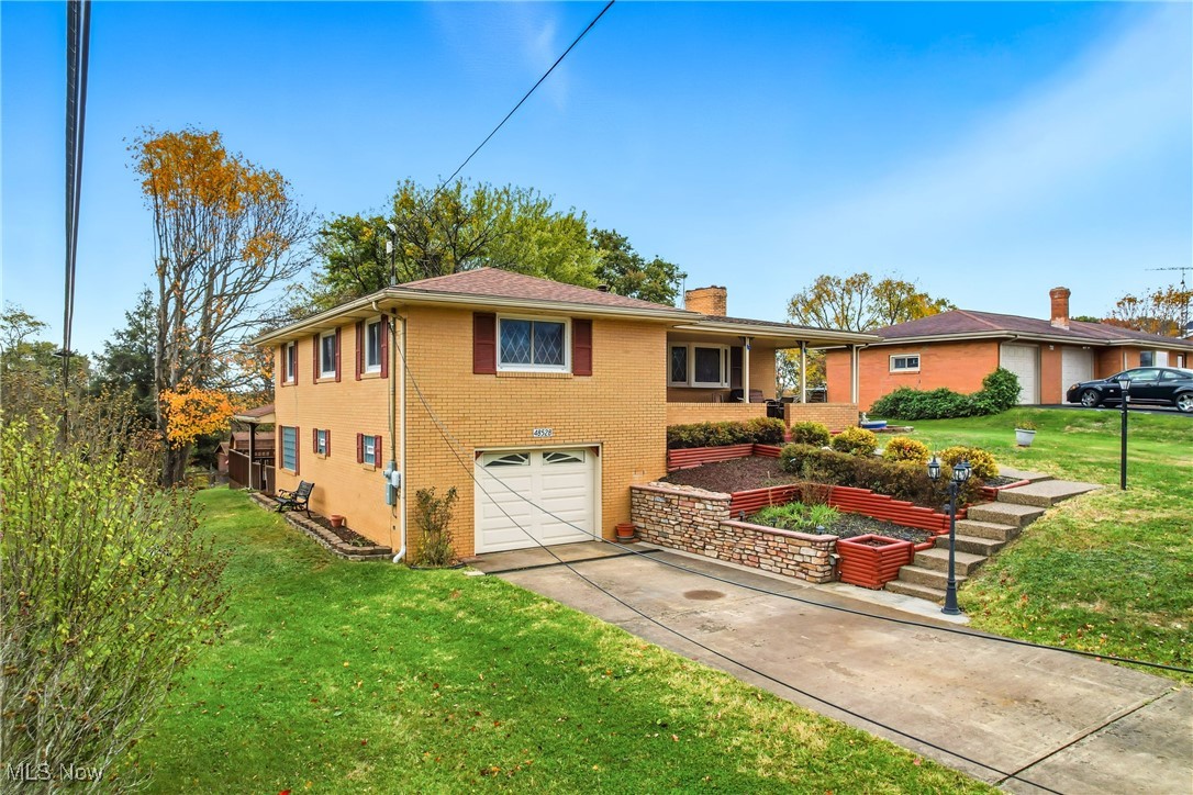 48528 Spruce Court Property Photo 2