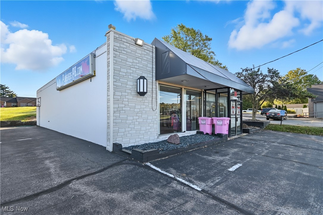 25 S Lexington Springmill Road Property Photo 3
