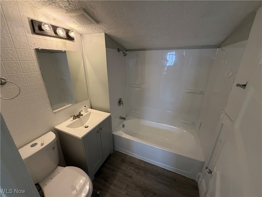121 E 205th Street Property Photo 3