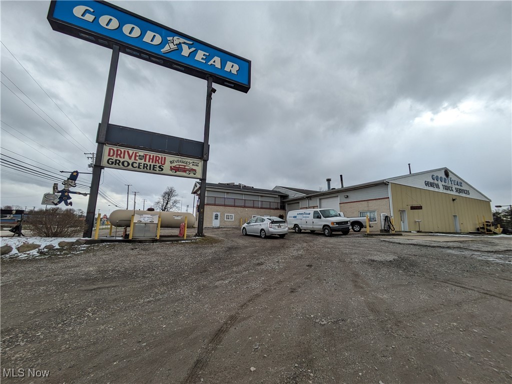 1851 S Broadway Property Photo 3
