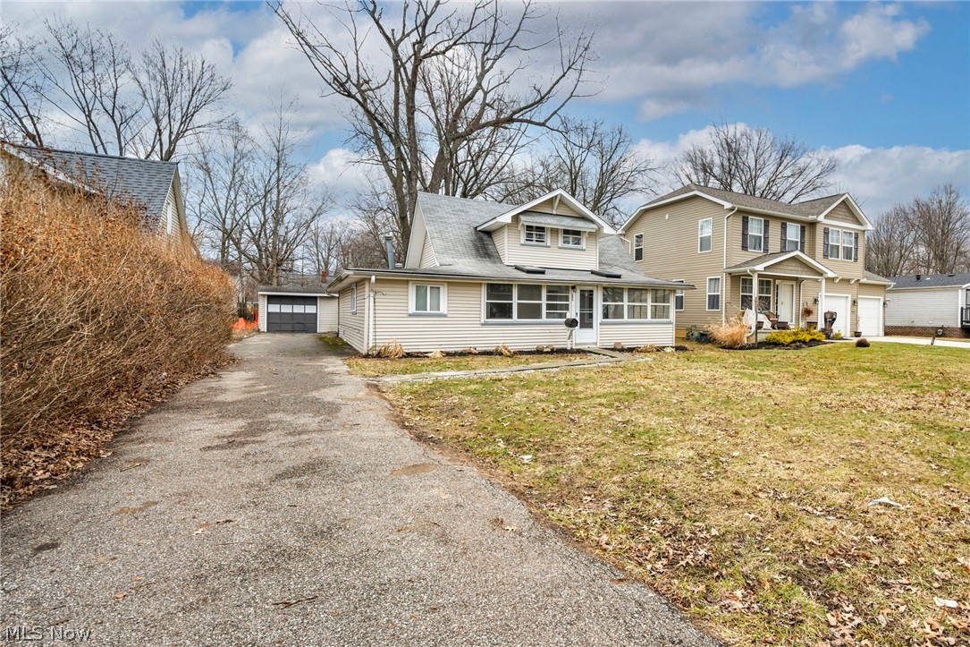 295 E 238th Street Property Photo 4