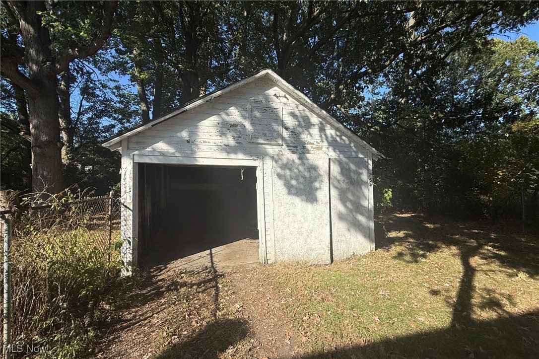 178 E Ravenwood Avenue Property Photo 4
