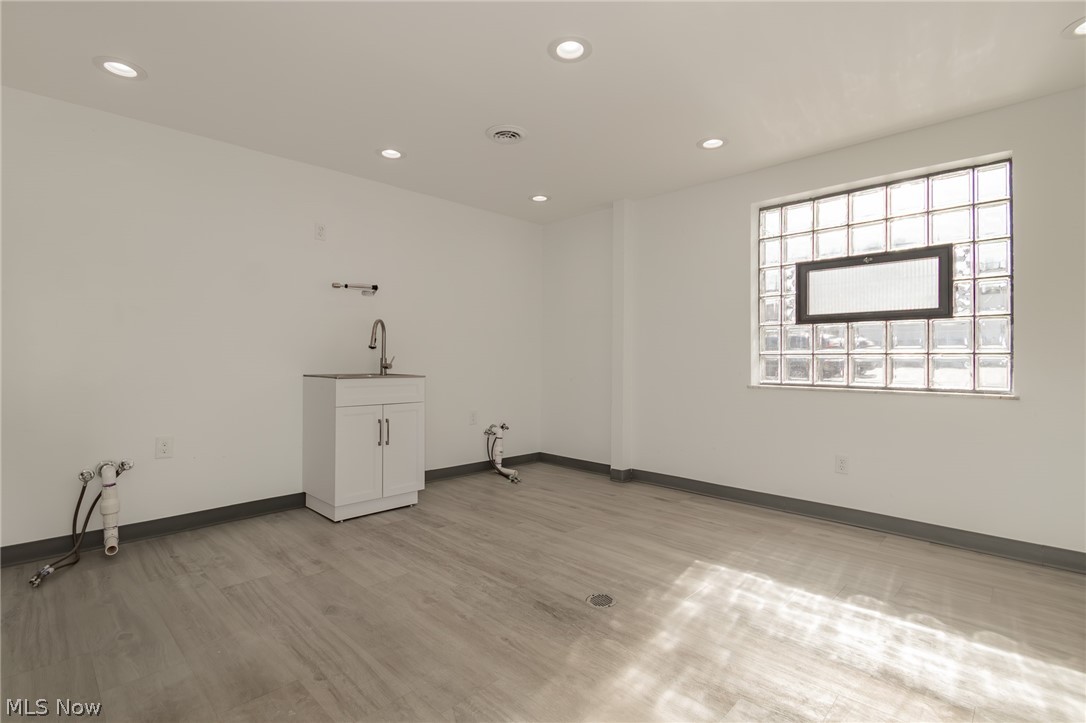 5393 Pearl Road Property Photo 10
