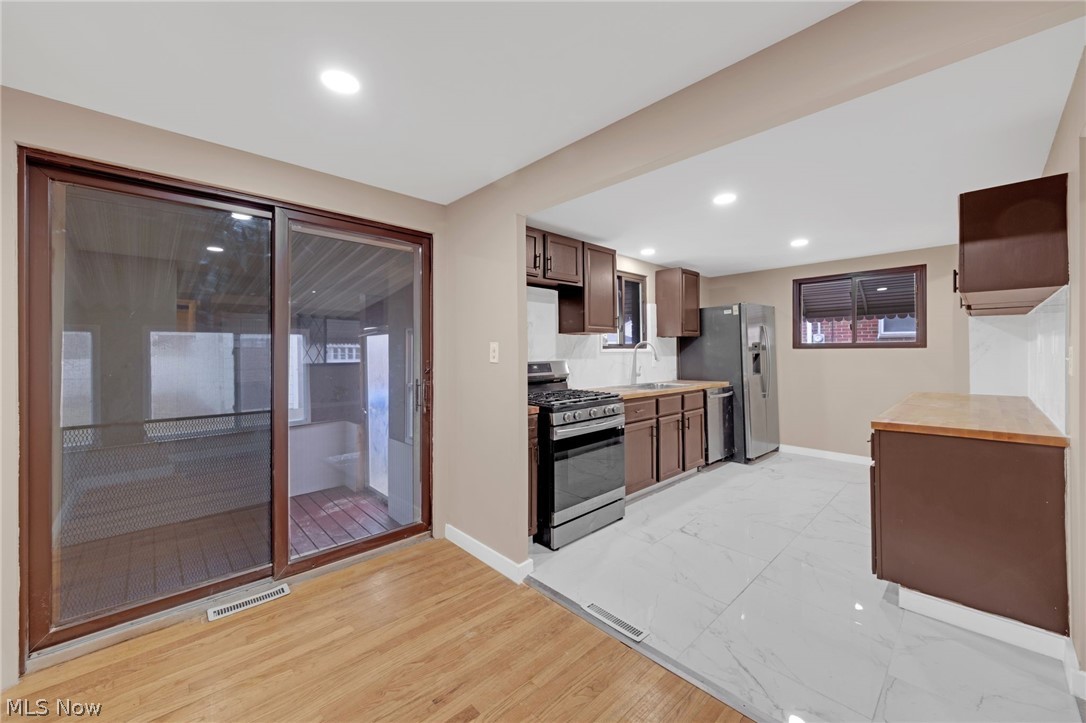 6377 Ledgebrook Drive Property Photo 8
