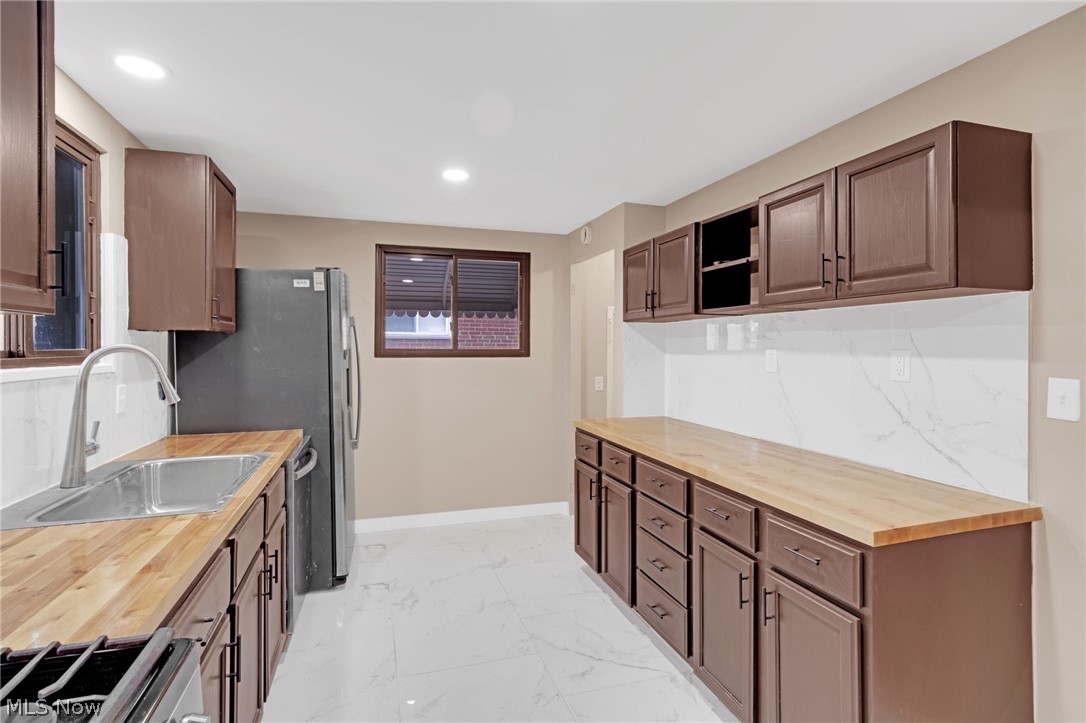 6377 Ledgebrook Drive Property Photo 10