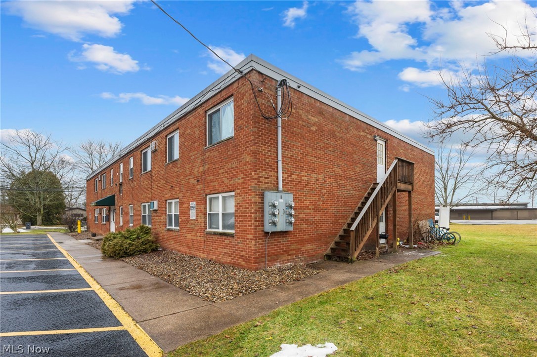 540 W College Street Property Photo 4