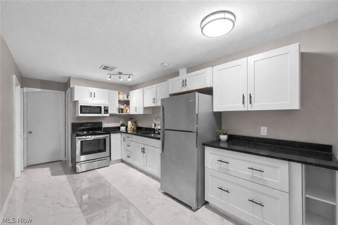 540 W College Street Property Photo 15