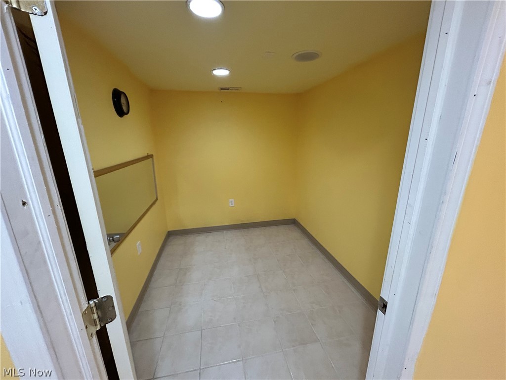 669 E 185th Street E Property Photo 8