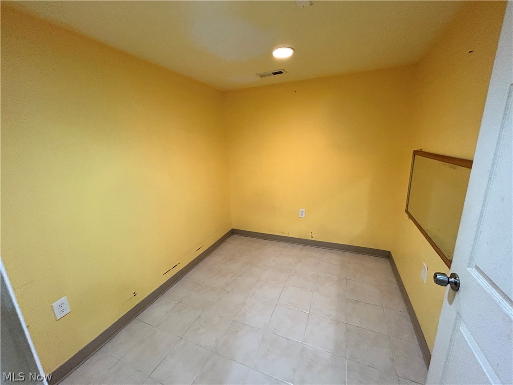 669 E 185th Street E Property Photo 9