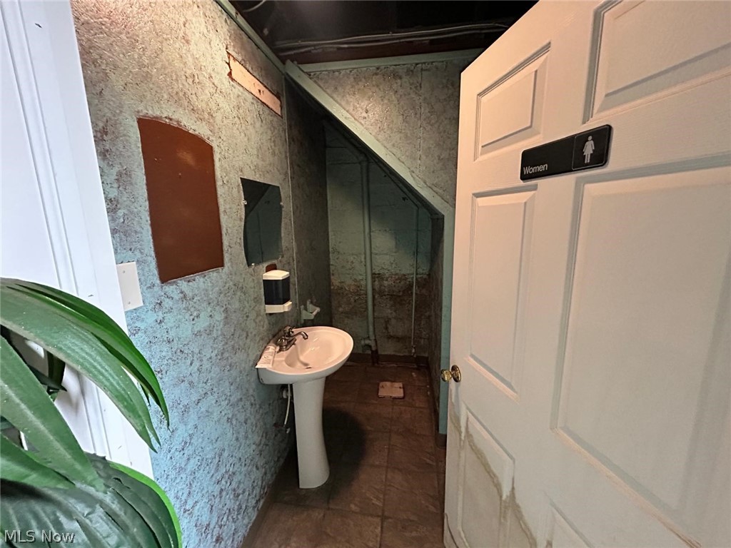 669 E 185th Street E Property Photo 27