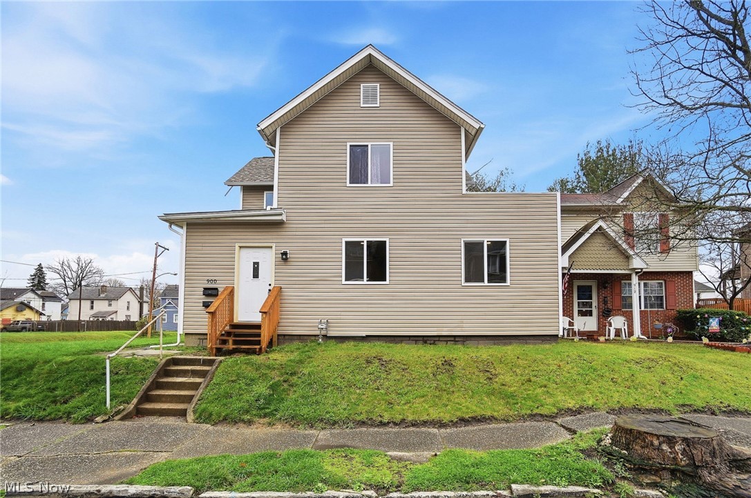 900 S Seneca Avenue Property Photo 2