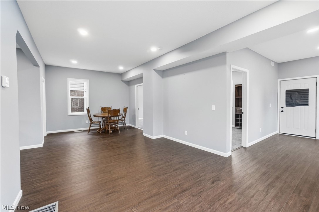900 S Seneca Avenue Property Photo 12