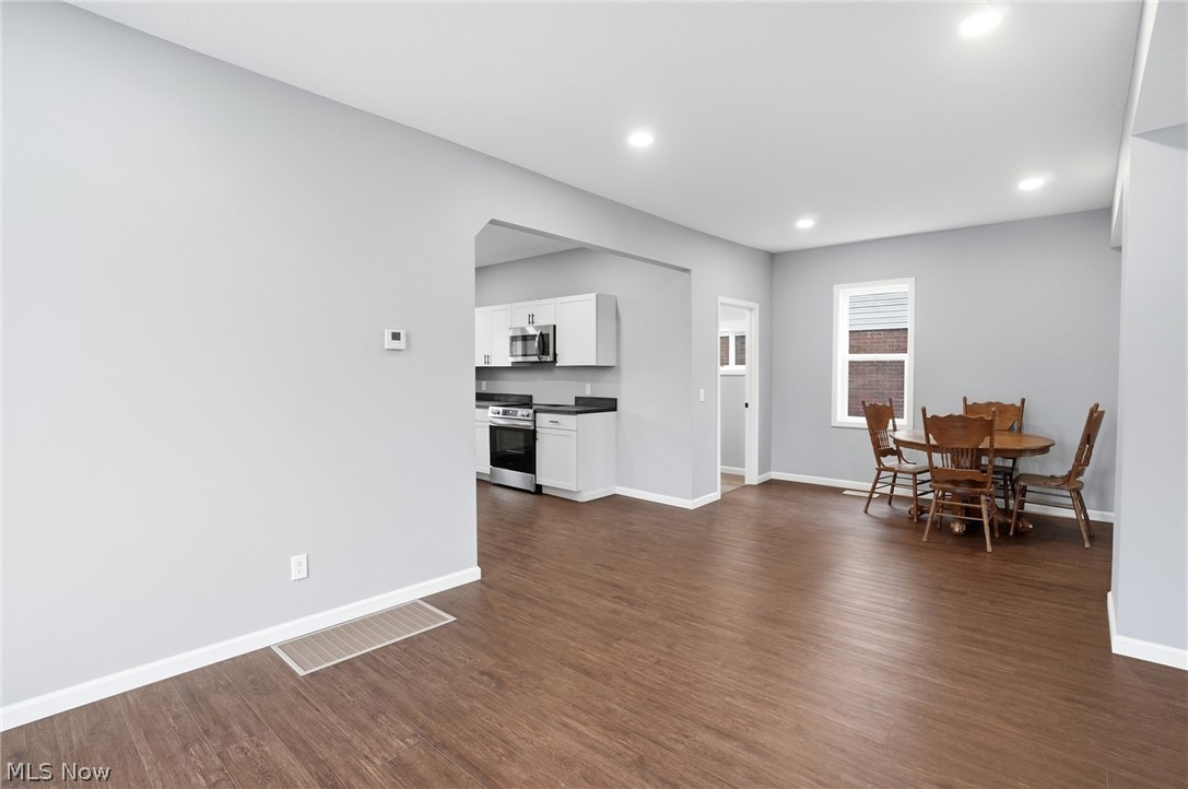 900 S Seneca Avenue Property Photo 14