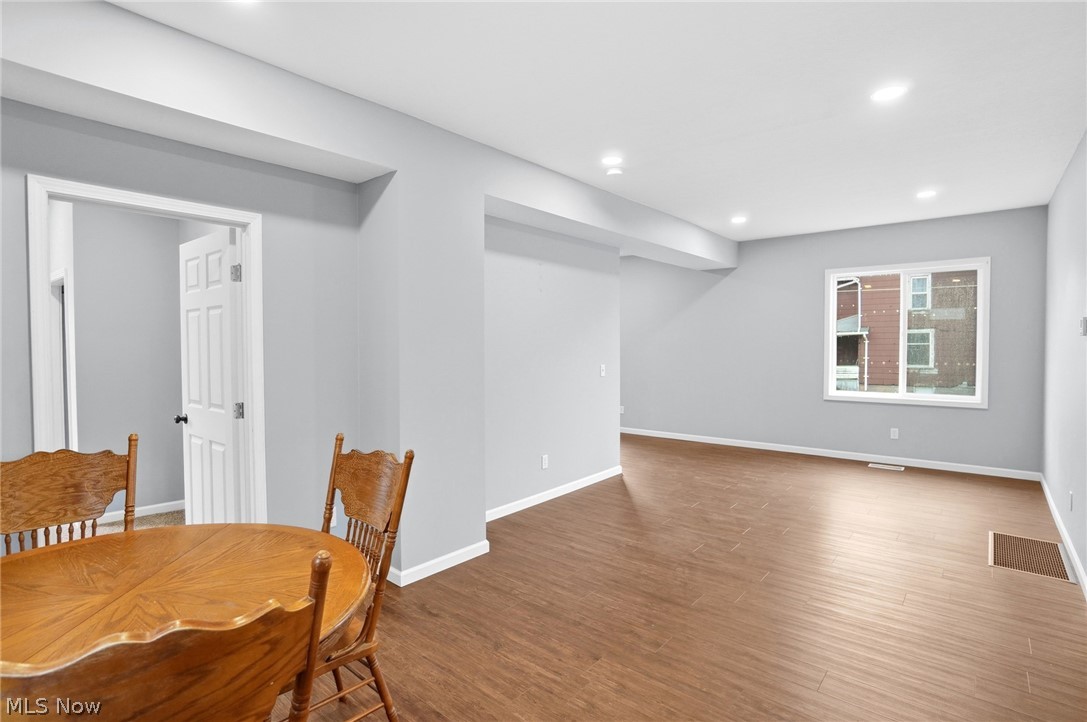 900 S Seneca Avenue Property Photo 15