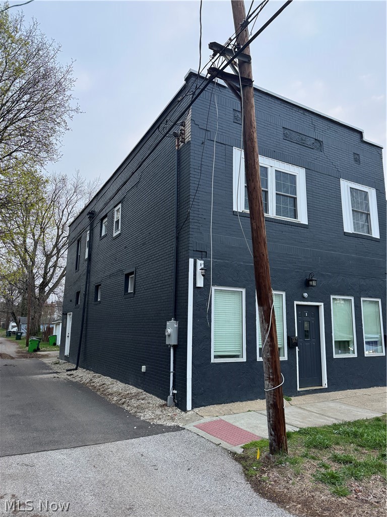 667 W Park Avenue Property Photo 3