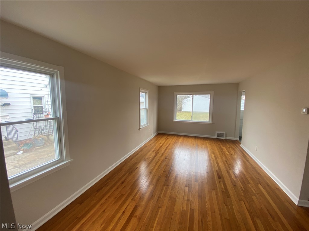 805 E 254th Street Property Photo 3