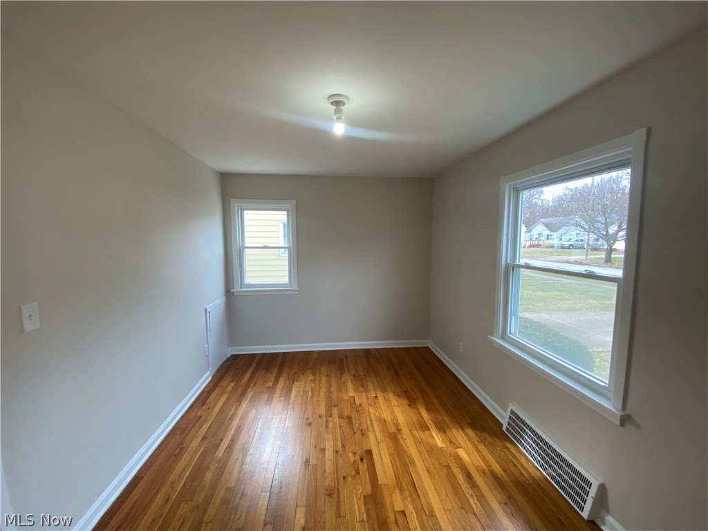 805 E 254th Street Property Photo 4
