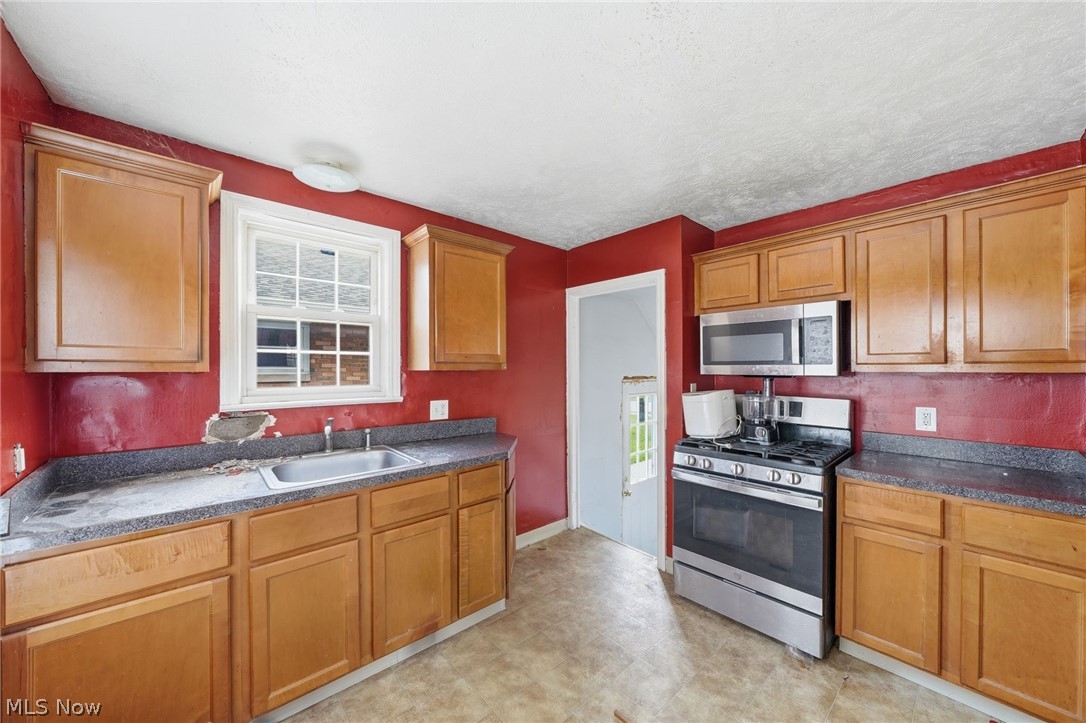324 E 248th Street Property Photo 8