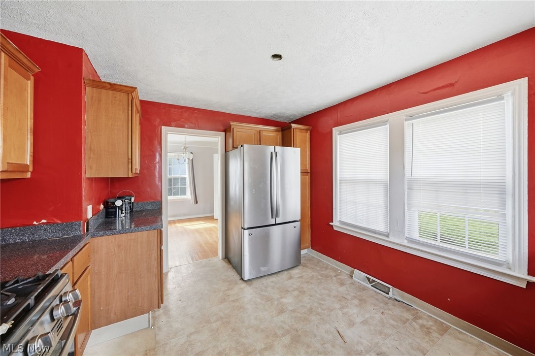 324 E 248th Street Property Photo 10