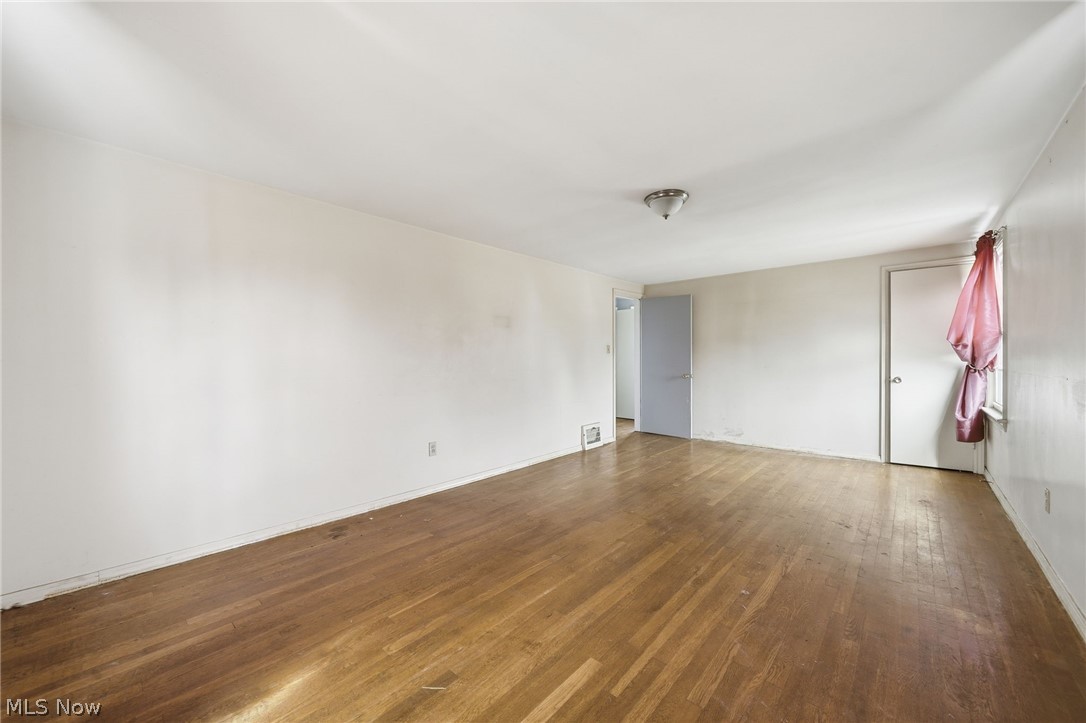 324 E 248th Street Property Photo 12