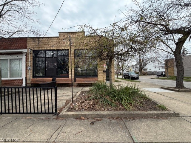 524 E 200th Street Property Photo 3