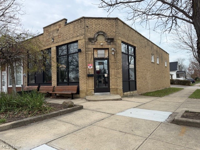 524 E 200th Street Property Photo 4
