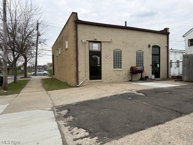 524 E 200th Street Property Photo 7