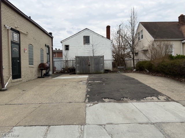524 E 200th Street Property Photo 8