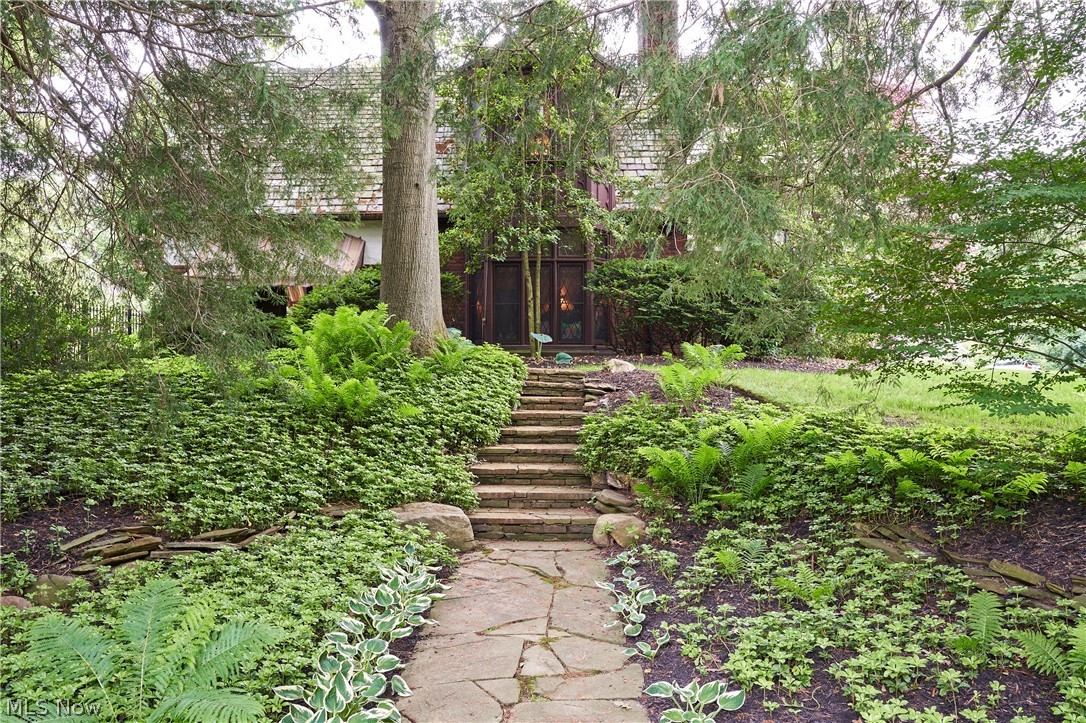 69 E Fairlawn Boulevard Property Photo 9