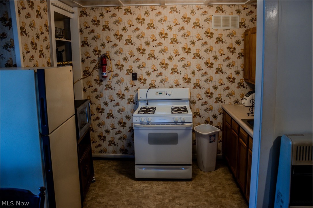 301 & 301 1/2 East Property Photo 19